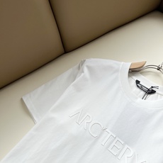ARCTER*X始*祖鸟 2026春夏新款男女同款👫短袖T恤户外品牌可能大家第一想到的就是加拿大鹅、始祖鸟。给人一种标签 ARCTER*X始*祖鸟 2026春夏新款男女同款👫短袖T恤户外品牌可能大家第一想到的就是加拿大鹅、始祖鸟。给人一种标签