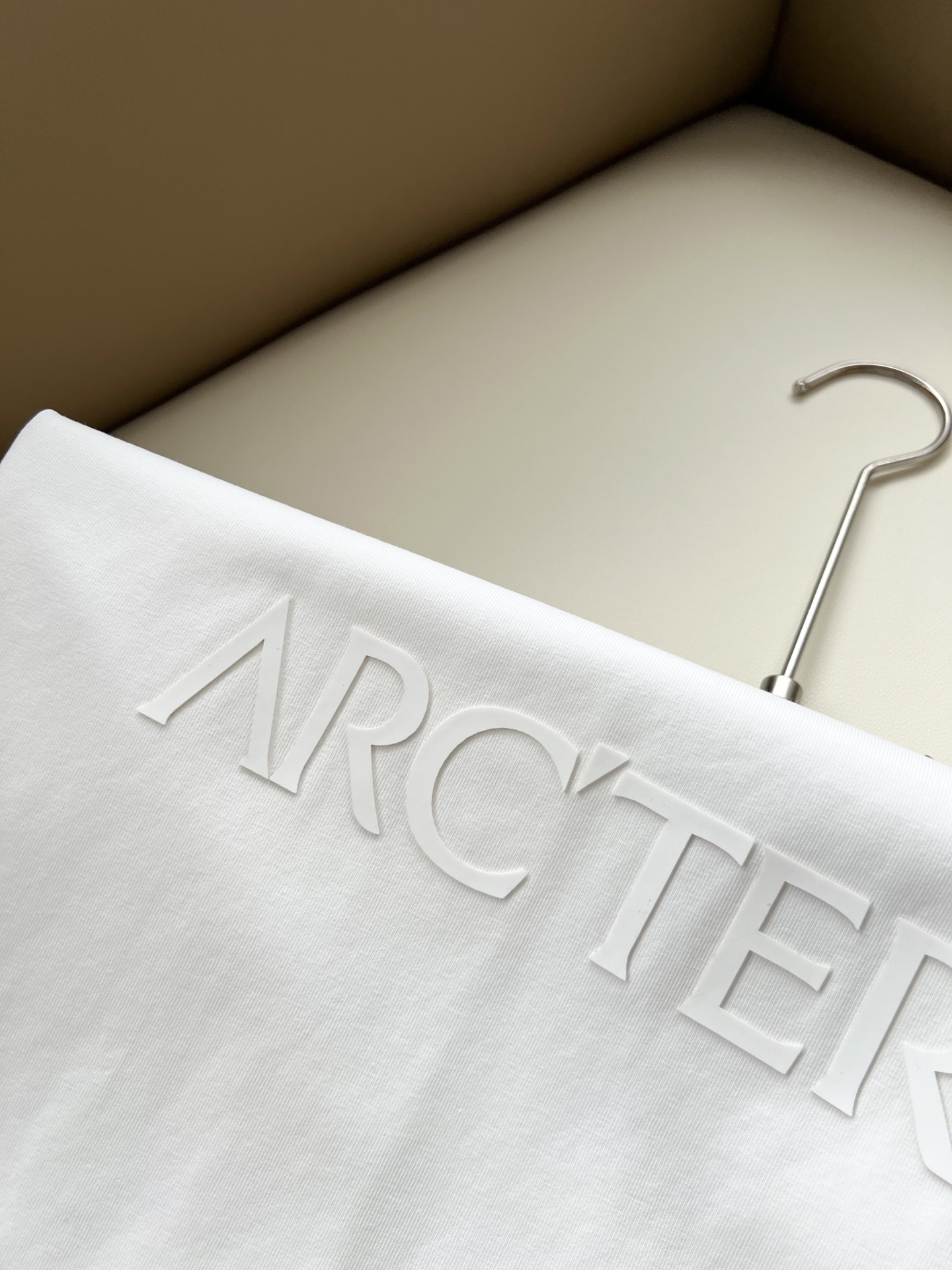 ARCTER*X始*祖鸟 2026春夏新款男女同款👫短袖T恤户外品牌可能大家第一想到的就是加拿大鹅、始祖鸟。给人一种标签 ARCTER*X始*祖鸟 2026春夏新款男女同款👫短袖T恤户外品牌可能大家第一想到的就是加拿大鹅、始祖鸟。给人一种标签