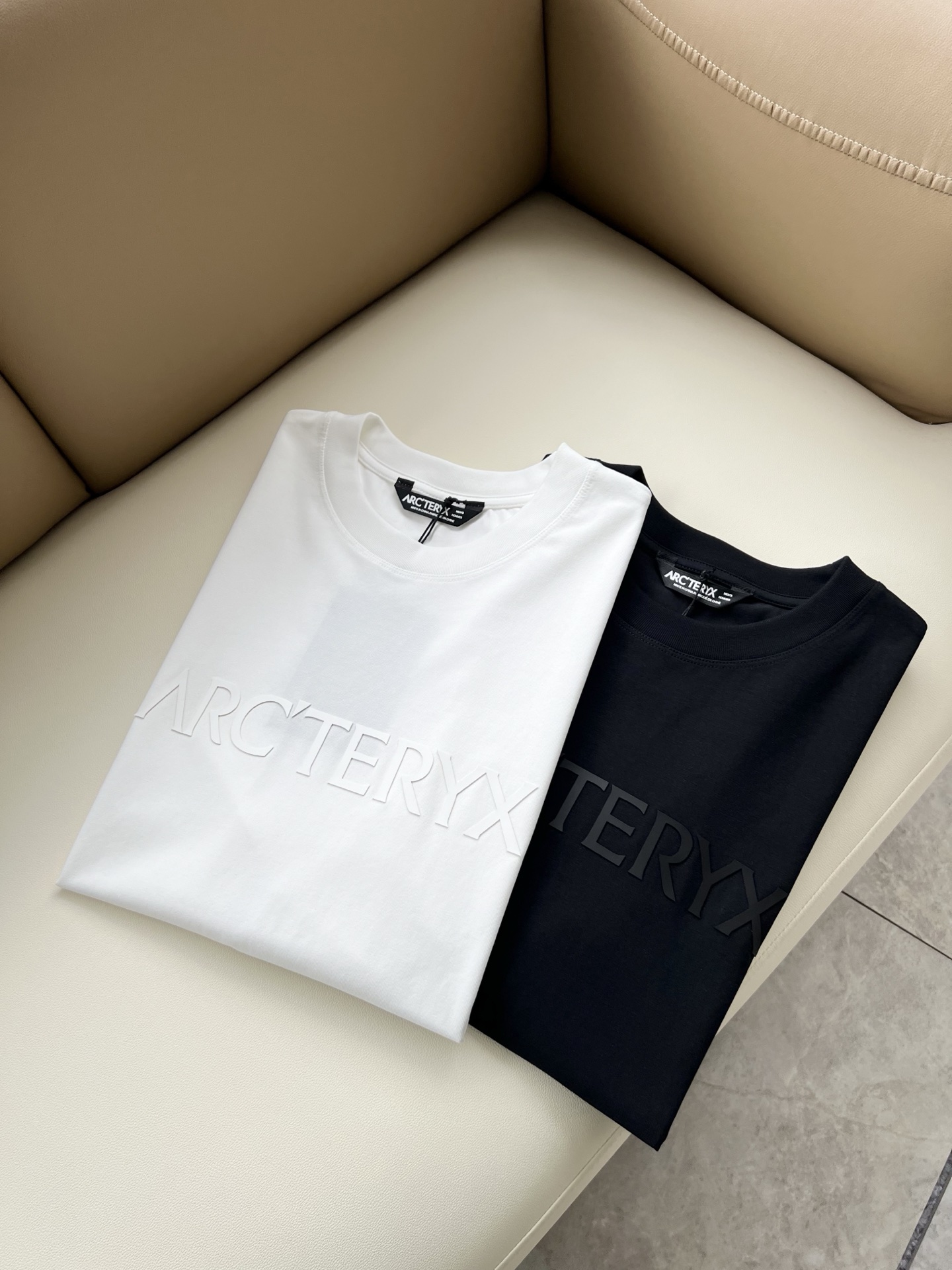 ARCTER*X始*祖鸟 2026春夏新款男女同款👫短袖T恤户外品牌可能大家第一想到的就是加拿大鹅、始祖鸟。给人一种标签 ARCTER*X始*祖鸟 2026春夏新款男女同款👫短袖T恤户外品牌可能大家第一想到的就是加拿大鹅、始祖鸟。给人一种标签