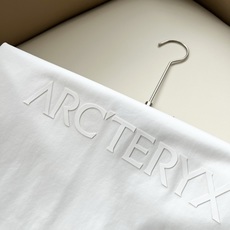 ARCTER*X始*祖鸟 2026春夏新款男女同款👫短袖T恤户外品牌可能大家第一想到的就是加拿大鹅、始祖鸟。给人一种标签 ARCTER*X始*祖鸟 2026春夏新款男女同款👫短袖T恤户外品牌可能大家第一想到的就是加拿大鹅、始祖鸟。给人一种标签