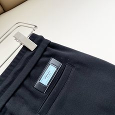 PRA*DA普*达 2026春夏新款男士休闲短裤,高端品质之选……一款休闲裤兼备的百搭裤装,也是男士衣橱里不可缺少的搭配 PRA*DA普*达 2026春夏新款男士休闲短裤,高端品质之选……一款休闲裤兼备的百搭裤装,也是男士衣橱里不可缺少的搭配
