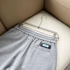 PRA*DA普*达 2026春夏新款男士休闲短裤,高端品质之选……一款休闲裤兼备的百搭裤装,也是男士衣橱里不可缺少的搭配 PRA*DA普*达 2026春夏新款男士休闲短裤,高端品质之选……一款休闲裤兼备的百搭裤装,也是男士衣橱里不可缺少的搭配