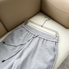 PRA*DA普*达 2026春夏新款男士休闲短裤,高端品质之选……一款休闲裤兼备的百搭裤装,也是男士衣橱里不可缺少的搭配 PRA*DA普*达 2026春夏新款男士休闲短裤,高端品质之选……一款休闲裤兼备的百搭裤装,也是男士衣橱里不可缺少的搭配