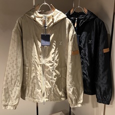 LouisVuitt*路易*登 2026秋冬新品最新款棉服夹克外套,贸易公司渠道,甚至到非常稀缺很难遇到,一件难求的高 LouisVuitt*路易*登 2026秋冬新品最新款棉服夹克外套,贸易公司渠道,甚至到非常稀缺很难遇到,一件难求的高