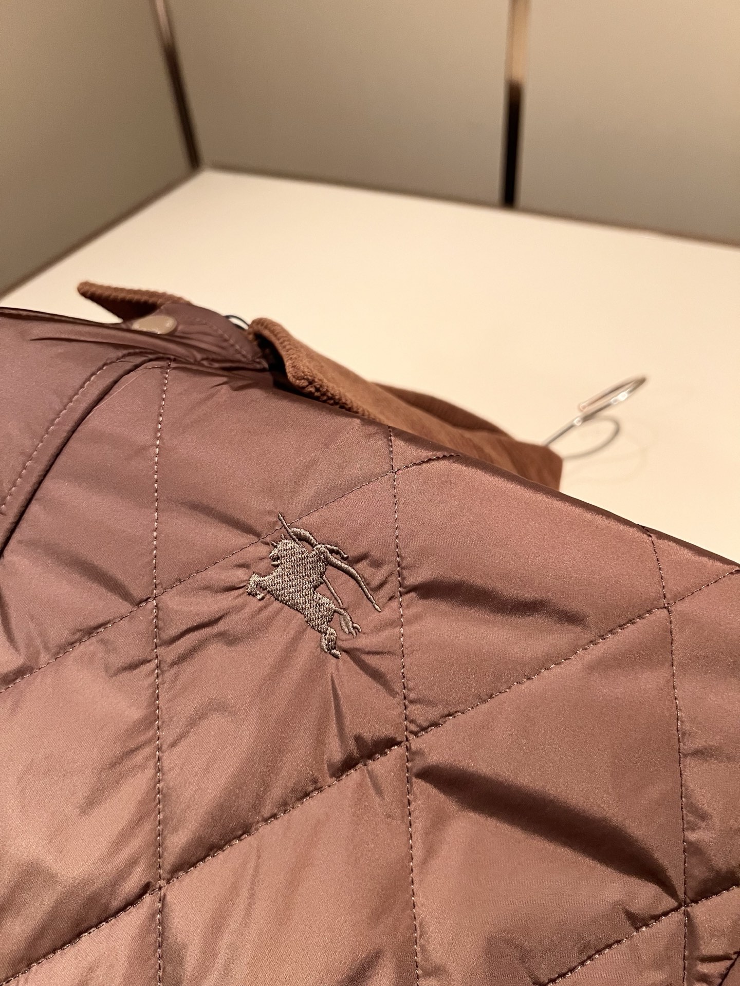 BURBER*Y巴*莉⚠️双面夹克！2026秋冬新品棉服夹克外套重磅来袭，最近比较火热的环保聚酯纤维记忆面料制作而成，高