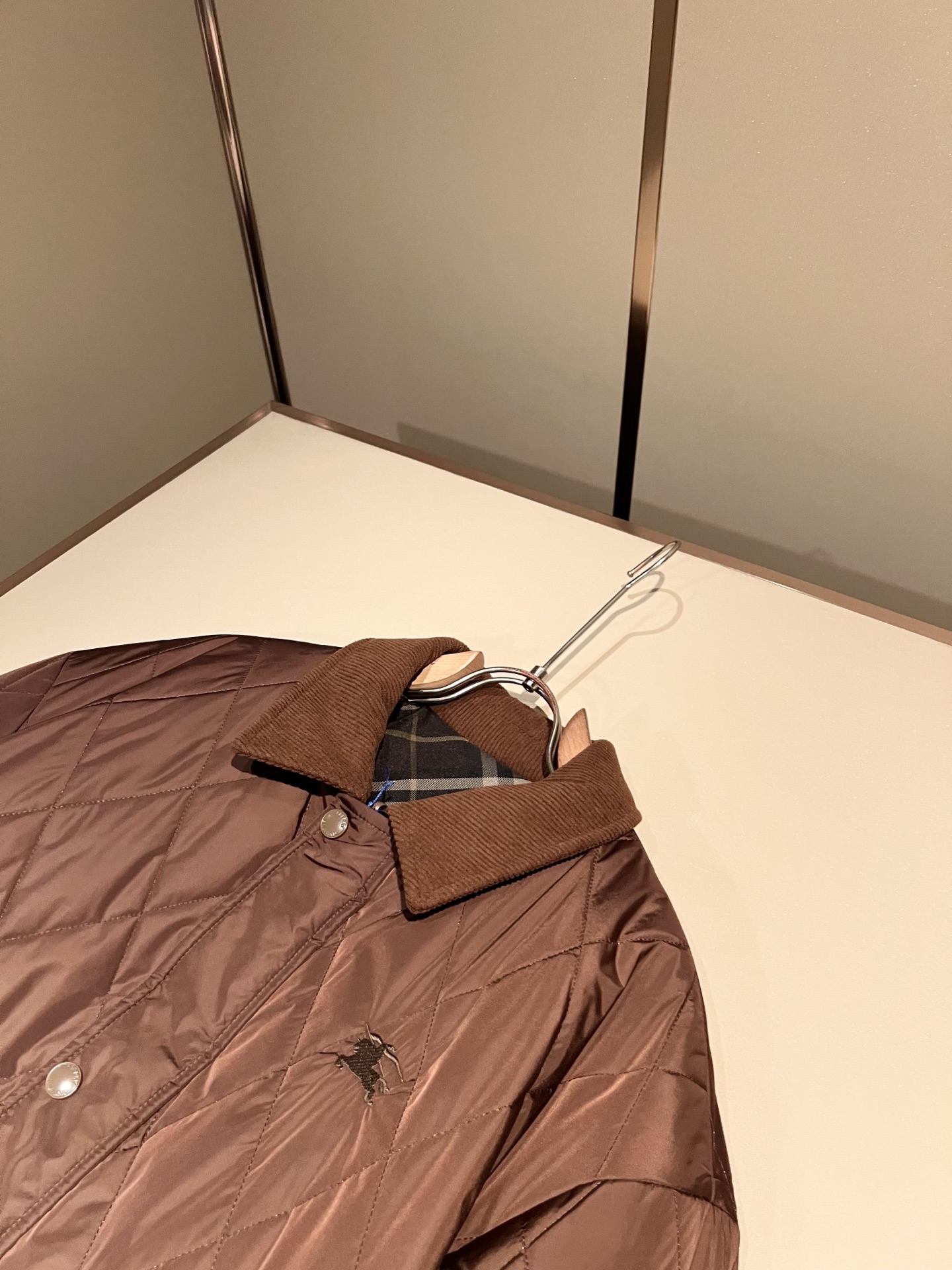 BURBER*Y巴*莉⚠️双面夹克！2026秋冬新品棉服夹克外套重磅来袭，最近比较火热的环保聚酯纤维记忆面料制作而成，高