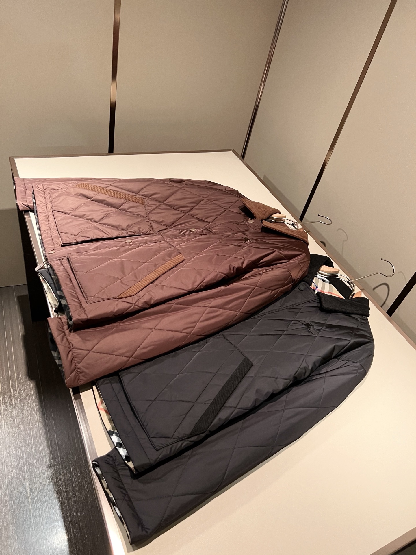 BURBER*Y巴*莉⚠️双面夹克！2026秋冬新品棉服夹克外套重磅来袭，最近比较火热的环保聚酯纤维记忆面料制作而成，高