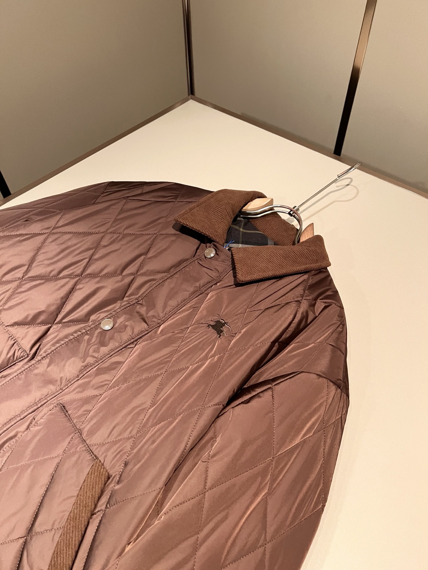 BURBER*Y巴*莉⚠️双面夹克！2026秋冬新品棉服夹克外套重磅来袭，最近比较火热的环保聚酯纤维记忆面料制作而成，高
