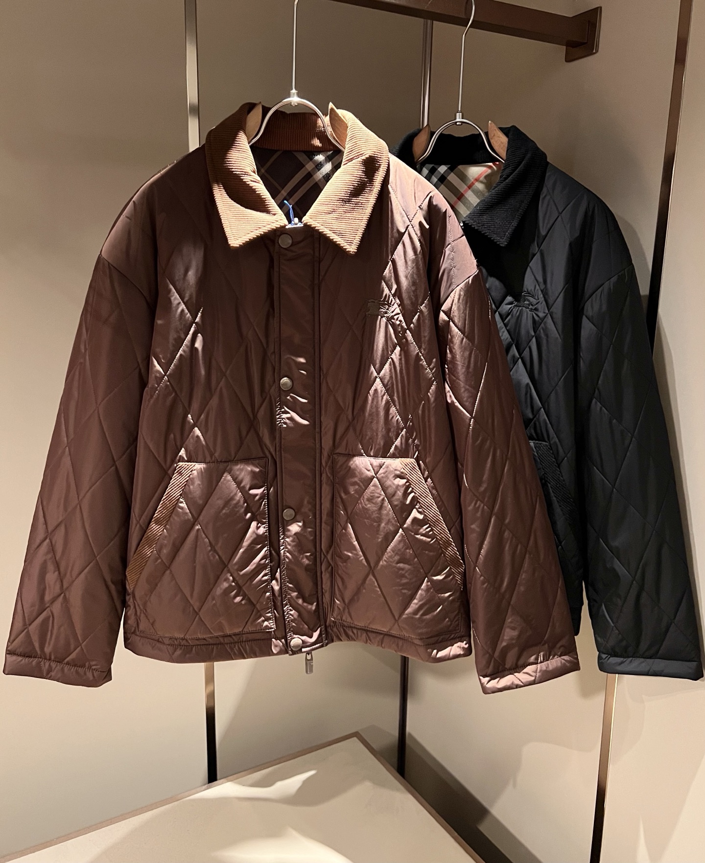 BURBER*Y巴*莉⚠️双面夹克！2026秋冬新品棉服夹克外套重磅来袭，最近比较火热的环保聚酯纤维记忆面料制作而成，高