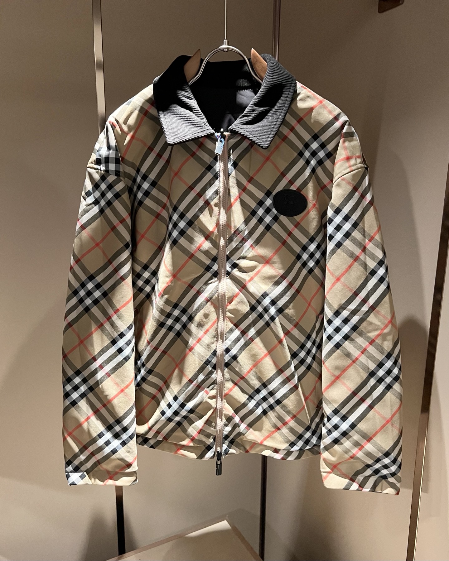 BURBER*Y巴*莉⚠️双面夹克！2026秋冬新品棉服夹克外套重磅来袭，最近比较火热的环保聚酯纤维记忆面料制作而成，高