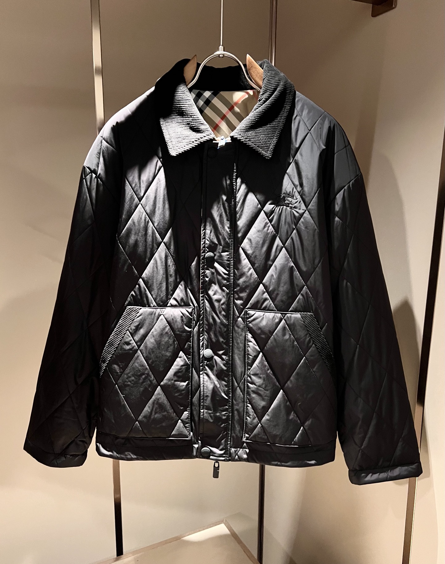 BURBER*Y巴*莉⚠️双面夹克！2026秋冬新品棉服夹克外套重磅来袭，最近比较火热的环保聚酯纤维记忆面料制作而成，高