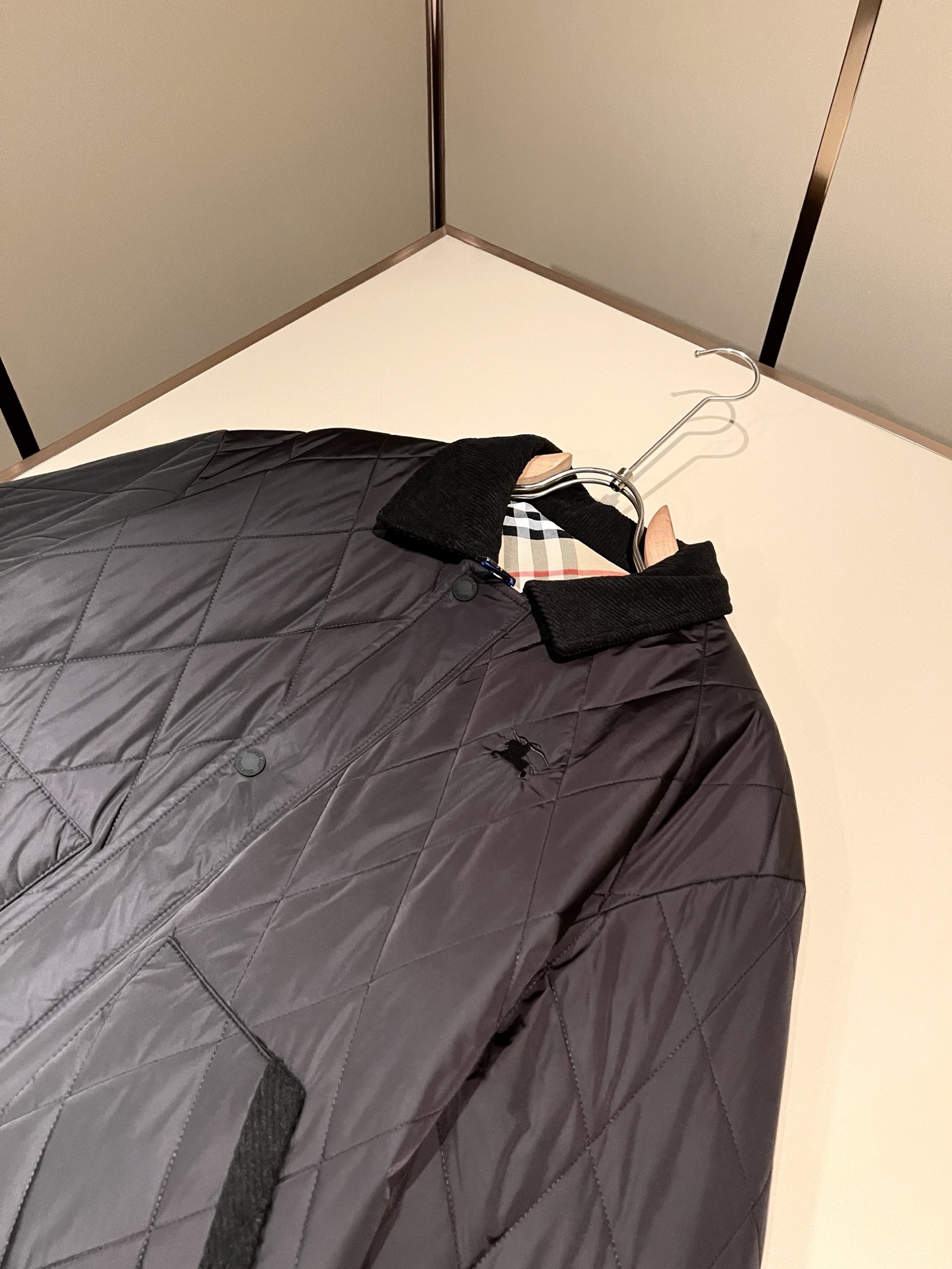 BURBER*Y巴*莉⚠️双面夹克！2026秋冬新品棉服夹克外套重磅来袭，最近比较火热的环保聚酯纤维记忆面料制作而成，高