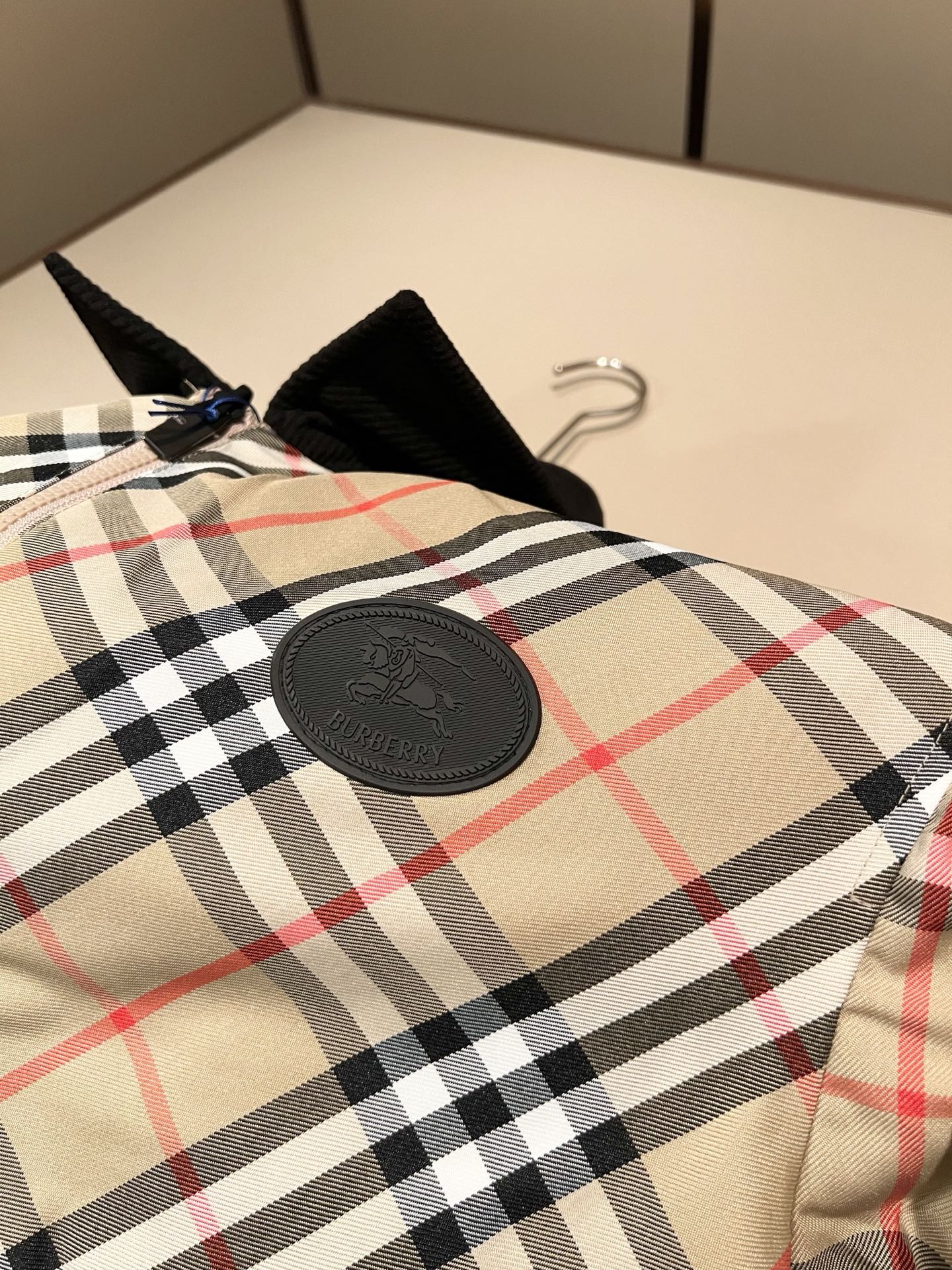 BURBER*Y巴*莉⚠️双面夹克！2026秋冬新品棉服夹克外套重磅来袭，最近比较火热的环保聚酯纤维记忆面料制作而成，高