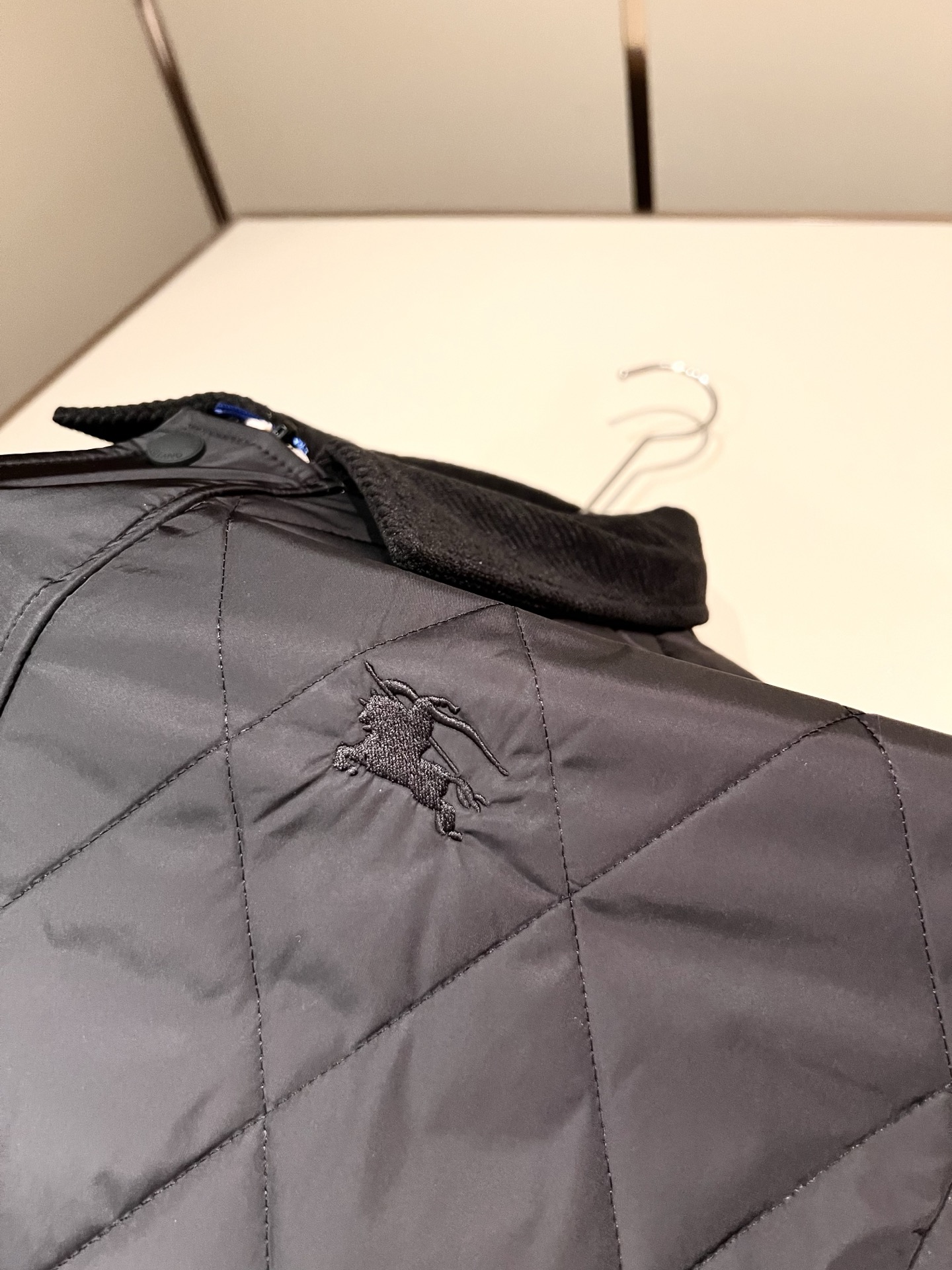 BURBER*Y巴*莉⚠️双面夹克！2026秋冬新品棉服夹克外套重磅来袭，最近比较火热的环保聚酯纤维记忆面料制作而成，高