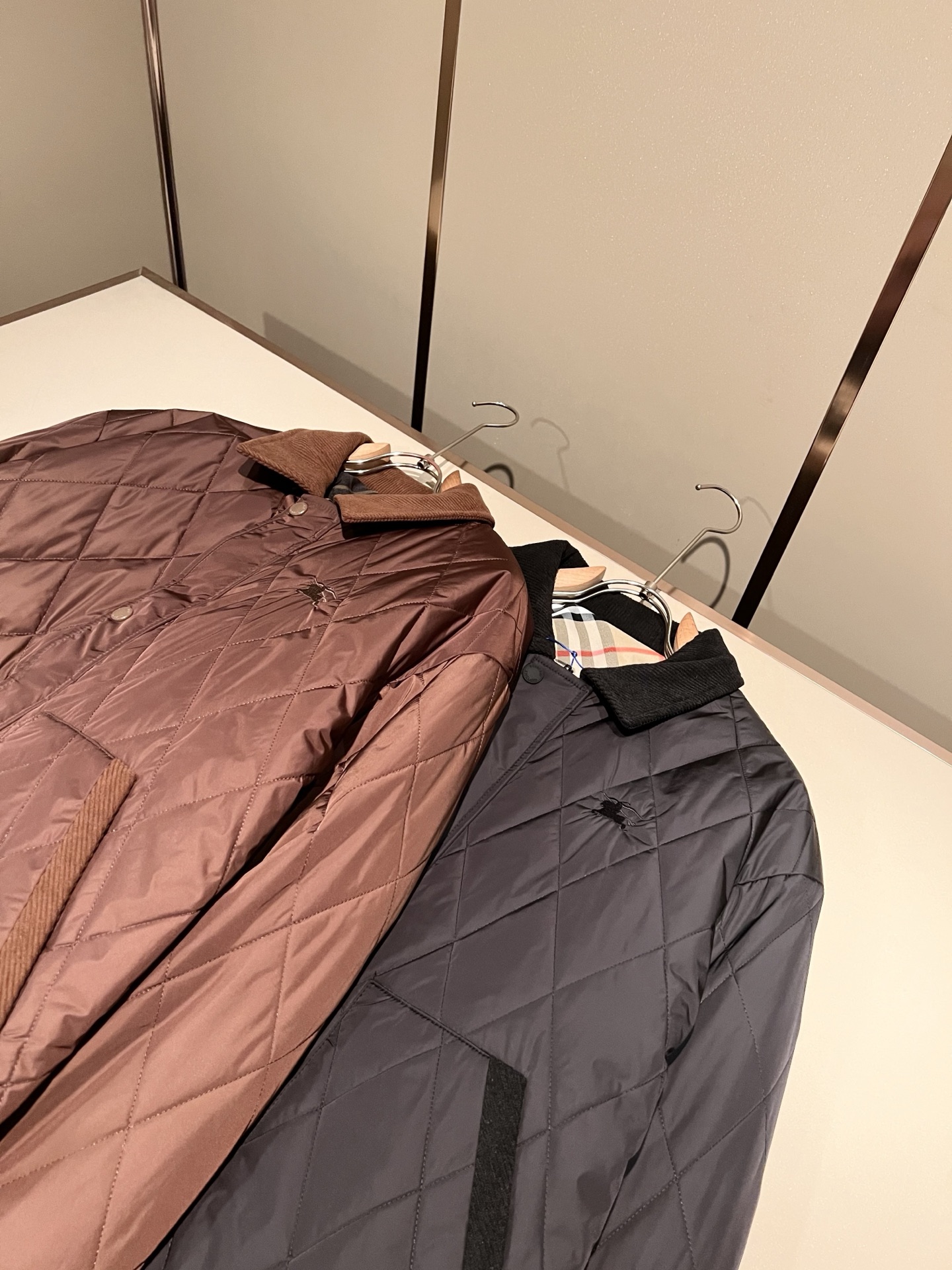 BURBER*Y巴*莉⚠️双面夹克！2026秋冬新品棉服夹克外套重磅来袭，最近比较火热的环保聚酯纤维记忆面料制作而成，高