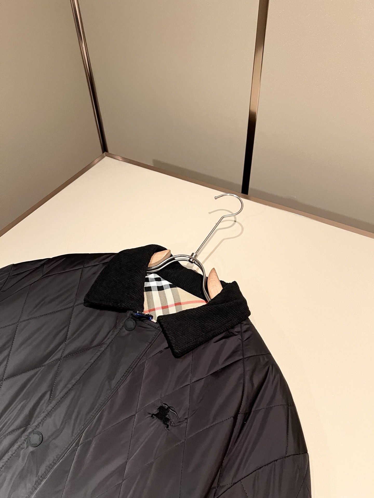BURBER*Y巴*莉⚠️双面夹克！2026秋冬新品棉服夹克外套重磅来袭，最近比较火热的环保聚酯纤维记忆面料制作而成，高