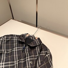 BURBER*Y巴*莉⚠️双面夹克!2026秋冬新品棉服夹克外套重磅来袭,最近比较火热的环保聚酯纤维记忆面料制作而成,高 BURBER*Y巴*莉⚠️双面夹克!2026秋冬新品棉服夹克外套重磅来袭,最近比较火热的环保聚酯纤维记忆面料制作而成,高