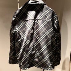 BURBER*Y巴*莉⚠️双面夹克!2026秋冬新品棉服夹克外套重磅来袭,最近比较火热的环保聚酯纤维记忆面料制作而成,高 BURBER*Y巴*莉⚠️双面夹克!2026秋冬新品棉服夹克外套重磅来袭,最近比较火热的环保聚酯纤维记忆面料制作而成,高