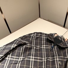 BURBER*Y巴*莉⚠️双面夹克!2026秋冬新品棉服夹克外套重磅来袭,最近比较火热的环保聚酯纤维记忆面料制作而成,高 BURBER*Y巴*莉⚠️双面夹克!2026秋冬新品棉服夹克外套重磅来袭,最近比较火热的环保聚酯纤维记忆面料制作而成,高