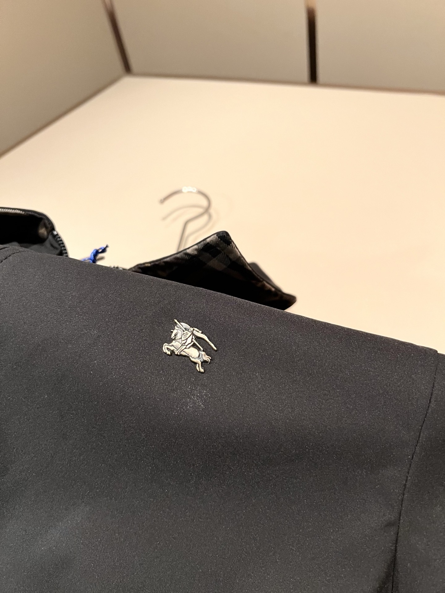 BURBER*Y巴*莉⚠️双面夹克！2026秋冬新品棉服夹克外套重磅来袭，最近比较火热的环保聚酯纤维记忆面料制作而成，高