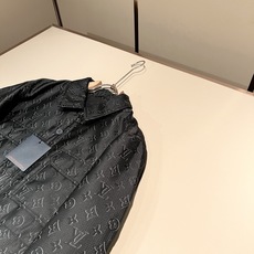 LouisVuitt*路易*登 2026秋冬新品最新款棉服夹克外套,贸易公司渠道,甚至到非常稀缺很难遇到,一件难求的高 LouisVuitt*路易*登 2026秋冬新品最新款棉服夹克外套,贸易公司渠道,甚至到非常稀缺很难遇到,一件难求的高