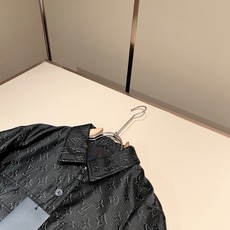 LouisVuitt*路易*登 2026秋冬新品最新款棉服夹克外套,贸易公司渠道,甚至到非常稀缺很难遇到,一件难求的高 LouisVuitt*路易*登 2026秋冬新品最新款棉服夹克外套,贸易公司渠道,甚至到非常稀缺很难遇到,一件难求的高
