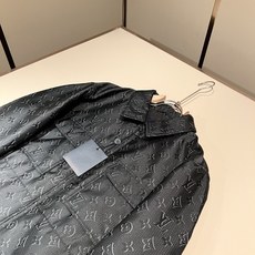 LouisVuitt*路易*登 2026秋冬新品最新款棉服夹克外套,贸易公司渠道,甚至到非常稀缺很难遇到,一件难求的高 LouisVuitt*路易*登 2026秋冬新品最新款棉服夹克外套,贸易公司渠道,甚至到非常稀缺很难遇到,一件难求的高