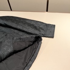 LouisVuitt*路易*登 2026秋冬新品最新款棉服夹克外套,贸易公司渠道,甚至到非常稀缺很难遇到,一件难求的高 LouisVuitt*路易*登 2026秋冬新品最新款棉服夹克外套,贸易公司渠道,甚至到非常稀缺很难遇到,一件难求的高