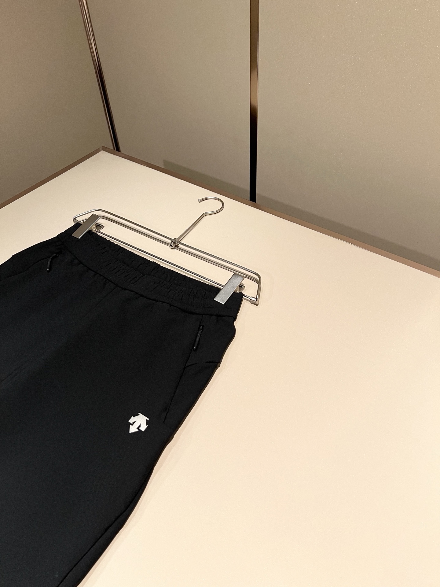 迪桑特DESCENTE,2026秋季新款休闲裤,自1935年荣耀至今的专业运动品牌。80余年来,始终坚持“Design 迪桑特DESCENTE,2026秋季新款休闲裤,自1935年荣耀至今的专业运动品牌。80余年来,始终坚持“Design