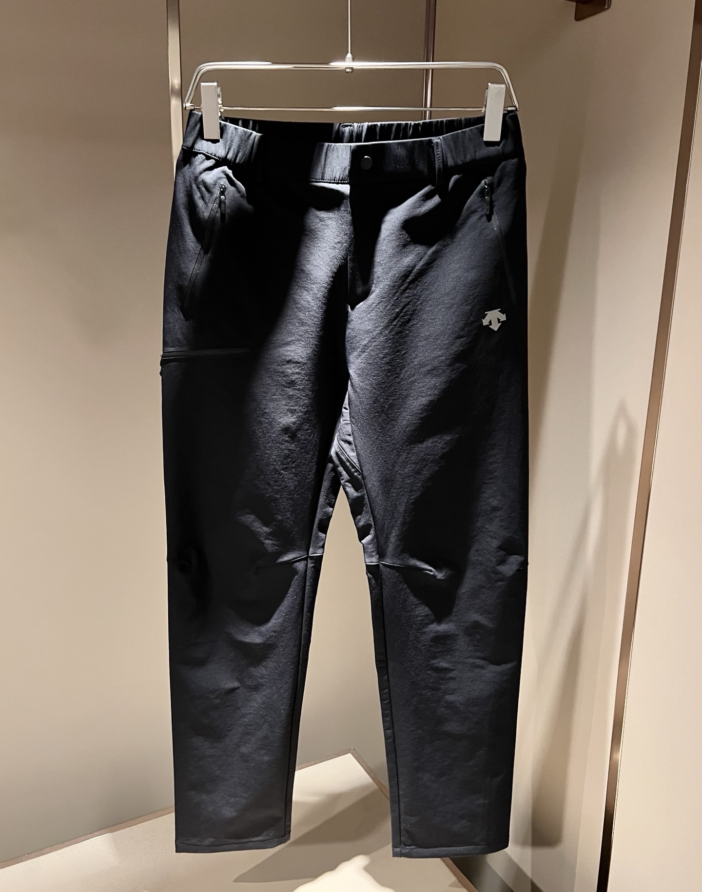 迪桑特DESCENTE，2026秋季新款休闲裤，自1935年荣耀至今的专业运动品牌。80余年来，始终坚持“Design 