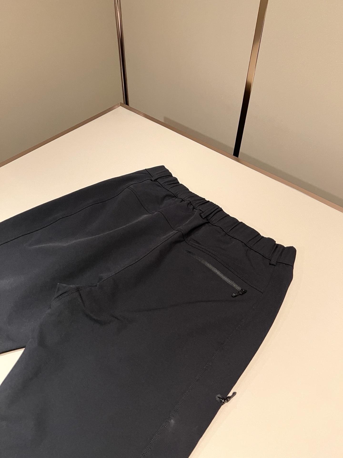迪桑特DESCENTE，2026秋季新款休闲裤，自1935年荣耀至今的专业运动品牌。80余年来，始终坚持“Design 