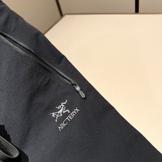 ARCTER*X始*祖鸟 2026秋冬新款休闲运动风格休闲裤,户外品牌可能大家第一想到的就是加拿大鹅、始祖鸟。给人一种标 ARCTER*X始*祖鸟 2026秋冬新款休闲运动风格休闲裤,户外品牌可能大家第一想到的就是加拿大鹅、始祖鸟。给人一种标