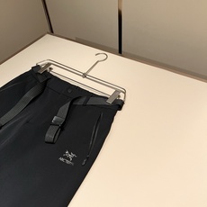 ARCTER*X始*祖鸟 2026秋冬新款休闲运动风格休闲裤,户外品牌可能大家第一想到的就是加拿大鹅、始祖鸟。给人一种标 ARCTER*X始*祖鸟 2026秋冬新款休闲运动风格休闲裤,户外品牌可能大家第一想到的就是加拿大鹅、始祖鸟。给人一种标