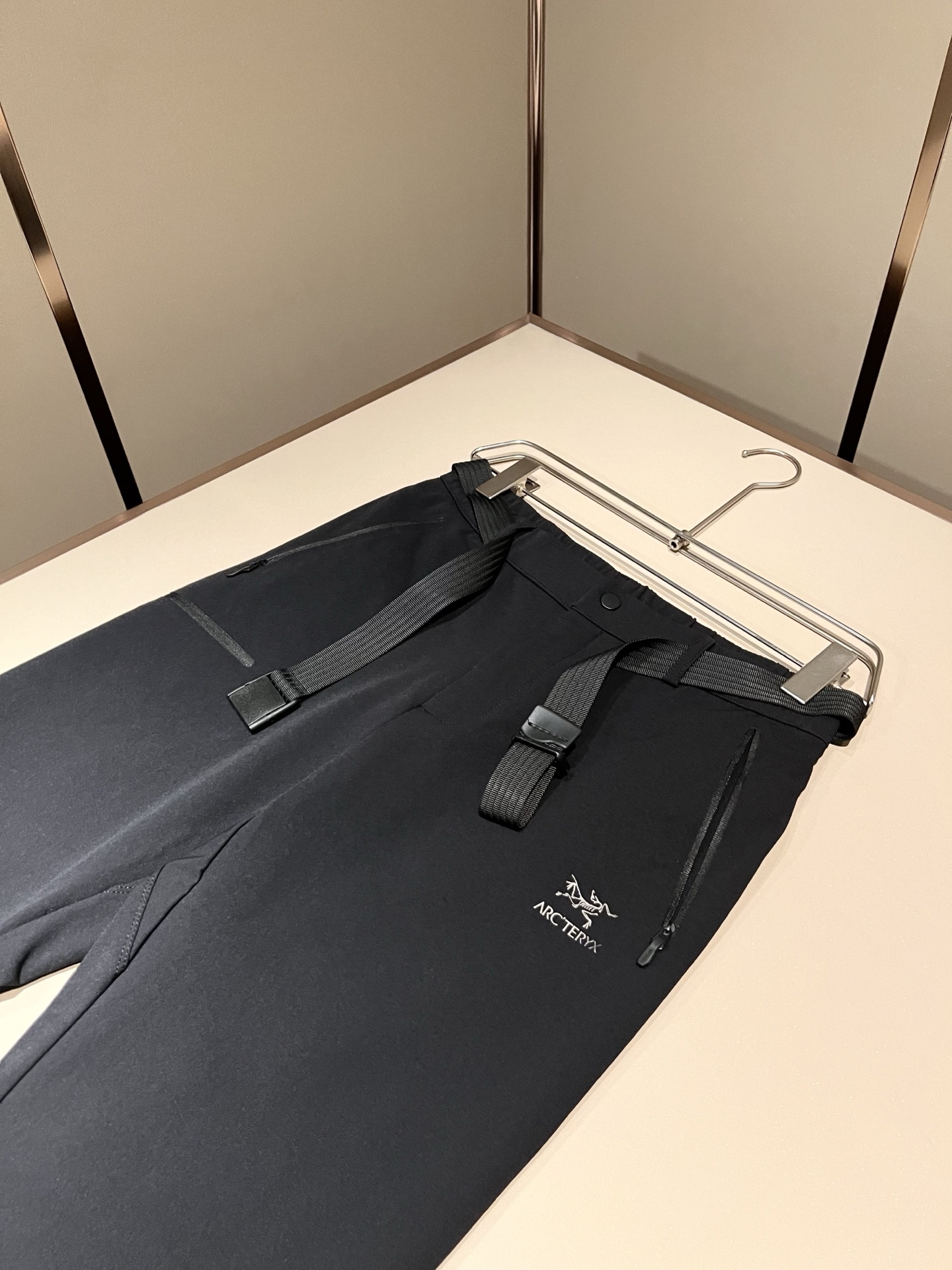 ARCTER*X始*祖鸟 2026秋冬新款休闲运动风格休闲裤,户外品牌可能大家第一想到的就是加拿大鹅、始祖鸟。给人一种标 ARCTER*X始*祖鸟 2026秋冬新款休闲运动风格休闲裤,户外品牌可能大家第一想到的就是加拿大鹅、始祖鸟。给人一种标