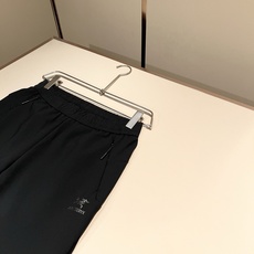 ARCTER*X始*祖鸟 2026秋冬新款休闲运动风格休闲裤,户外品牌可能大家第一想到的就是加拿大鹅、始祖鸟。给人一种标 ARCTER*X始*祖鸟 2026秋冬新款休闲运动风格休闲裤,户外品牌可能大家第一想到的就是加拿大鹅、始祖鸟。给人一种标