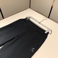 ARCTER*X始*祖鸟 2026秋冬新款休闲运动风格休闲裤,户外品牌可能大家第一想到的就是加拿大鹅、始祖鸟。给人一种标 ARCTER*X始*祖鸟 2026秋冬新款休闲运动风格休闲裤,户外品牌可能大家第一想到的就是加拿大鹅、始祖鸟。给人一种标