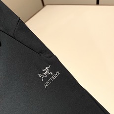 ARCTER*X始*祖鸟 2026秋冬新款休闲运动风格休闲裤,户外品牌可能大家第一想到的就是加拿大鹅、始祖鸟。给人一种标 ARCTER*X始*祖鸟 2026秋冬新款休闲运动风格休闲裤,户外品牌可能大家第一想到的就是加拿大鹅、始祖鸟。给人一种标