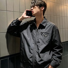 PRAD*A普*达2026秋冬新款男士夹克外套,最新款全网独家首上!!~既经典有时尚百搭,谁不爱啊,将经典再次展现,非常 PRAD*A普*达2026秋冬新款男士夹克外套,最新款全网独家首上!!~既经典有时尚百搭,谁不爱啊,将经典再次展现,非常
