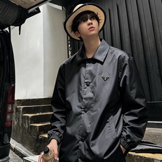 PRAD*A普*达2026秋冬新款男士夹克外套,最新款全网独家首上!!~既经典有时尚百搭,谁不爱啊,将经典再次展现,非常 PRAD*A普*达2026秋冬新款男士夹克外套,最新款全网独家首上!!~既经典有时尚百搭,谁不爱啊,将经典再次展现,非常