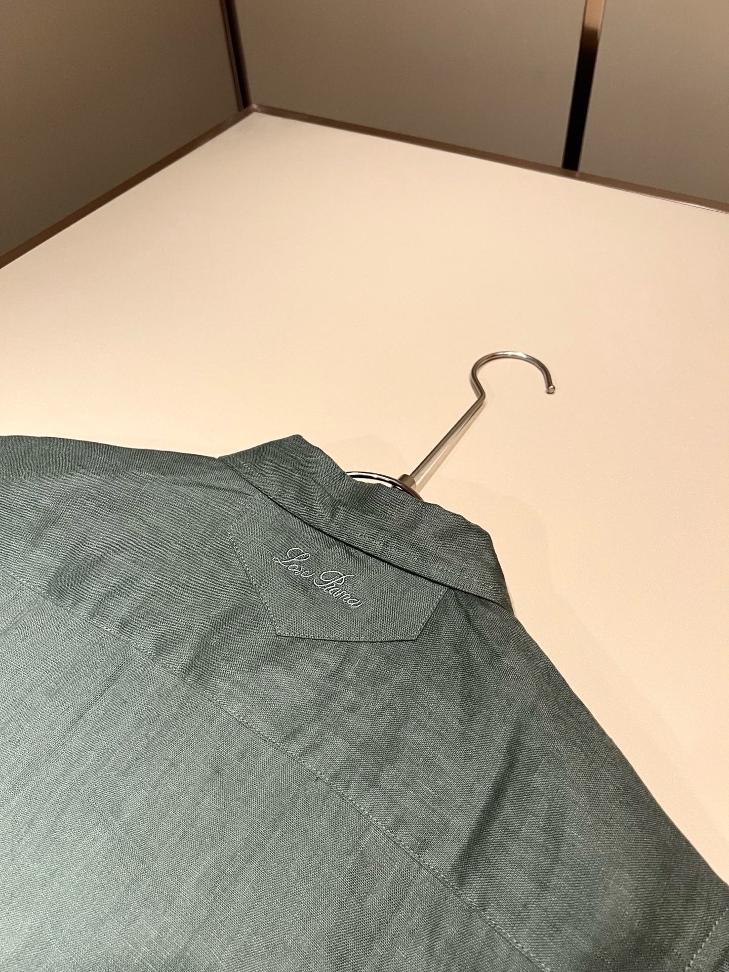 Loro Piana诺悠翩雅 2026春夏男士最新的贸易订单翻领衬衣,全品相!!采用logo刺绣图案设计!上身舒适透气, Loro Piana诺悠翩雅 2026春夏男士最新的贸易订单翻领衬衣,全品相!!采用logo刺绣图案设计!上身舒适透气,