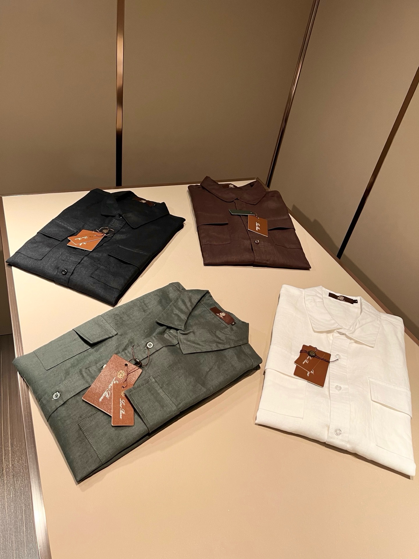 Loro Piana诺悠翩雅 2026春夏男士最新的贸易订单翻领衬衣,全品相!!采用logo刺绣图案设计!上身舒适透气, Loro Piana诺悠翩雅 2026春夏男士最新的贸易订单翻领衬衣,全品相!!采用logo刺绣图案设计!上身舒适透气,