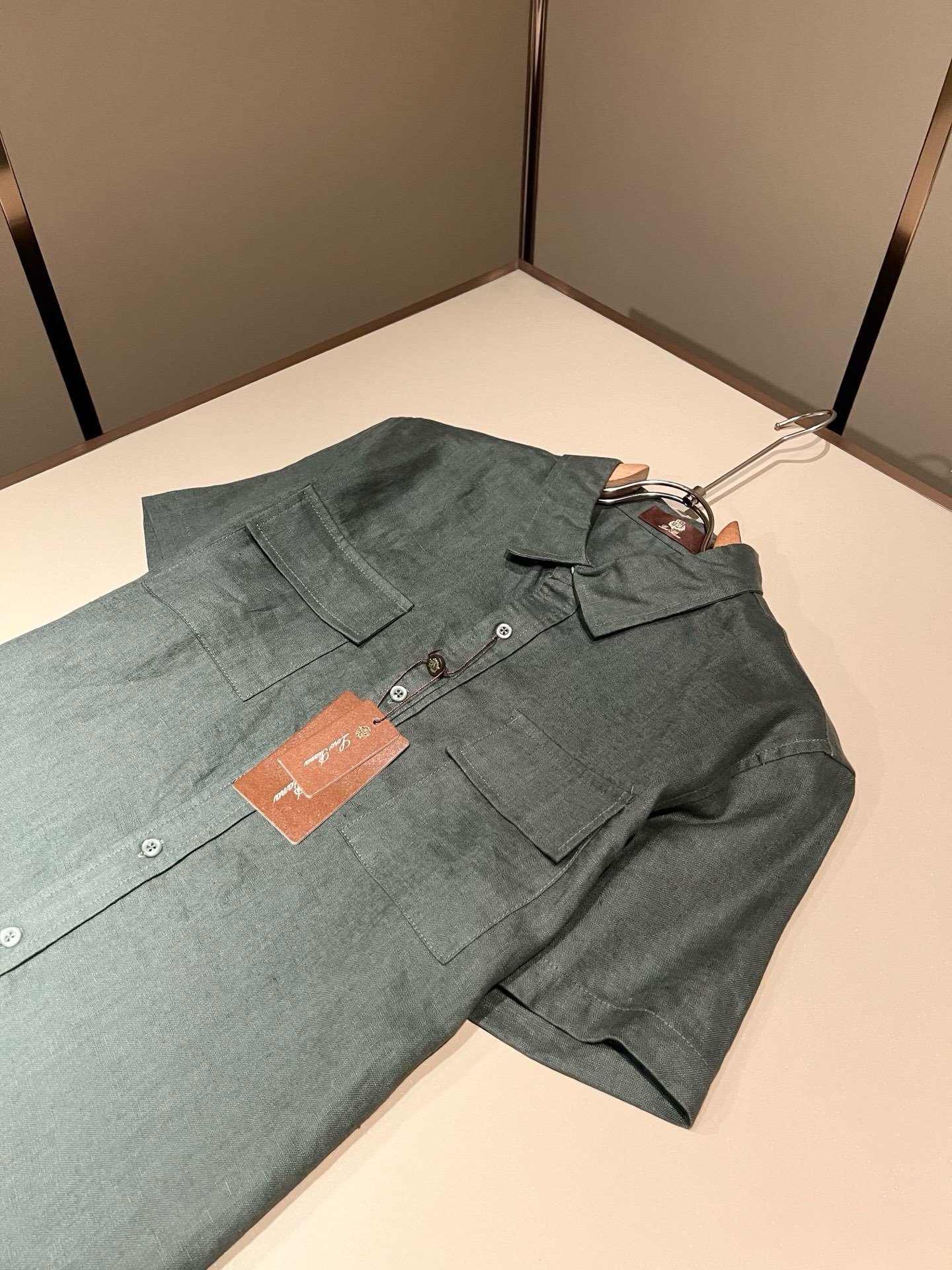 Loro Piana诺悠翩雅 2026春夏男士最新的贸易订单翻领衬衣,全品相!!采用logo刺绣图案设计!上身舒适透气, Loro Piana诺悠翩雅 2026春夏男士最新的贸易订单翻领衬衣,全品相!!采用logo刺绣图案设计!上身舒适透气,