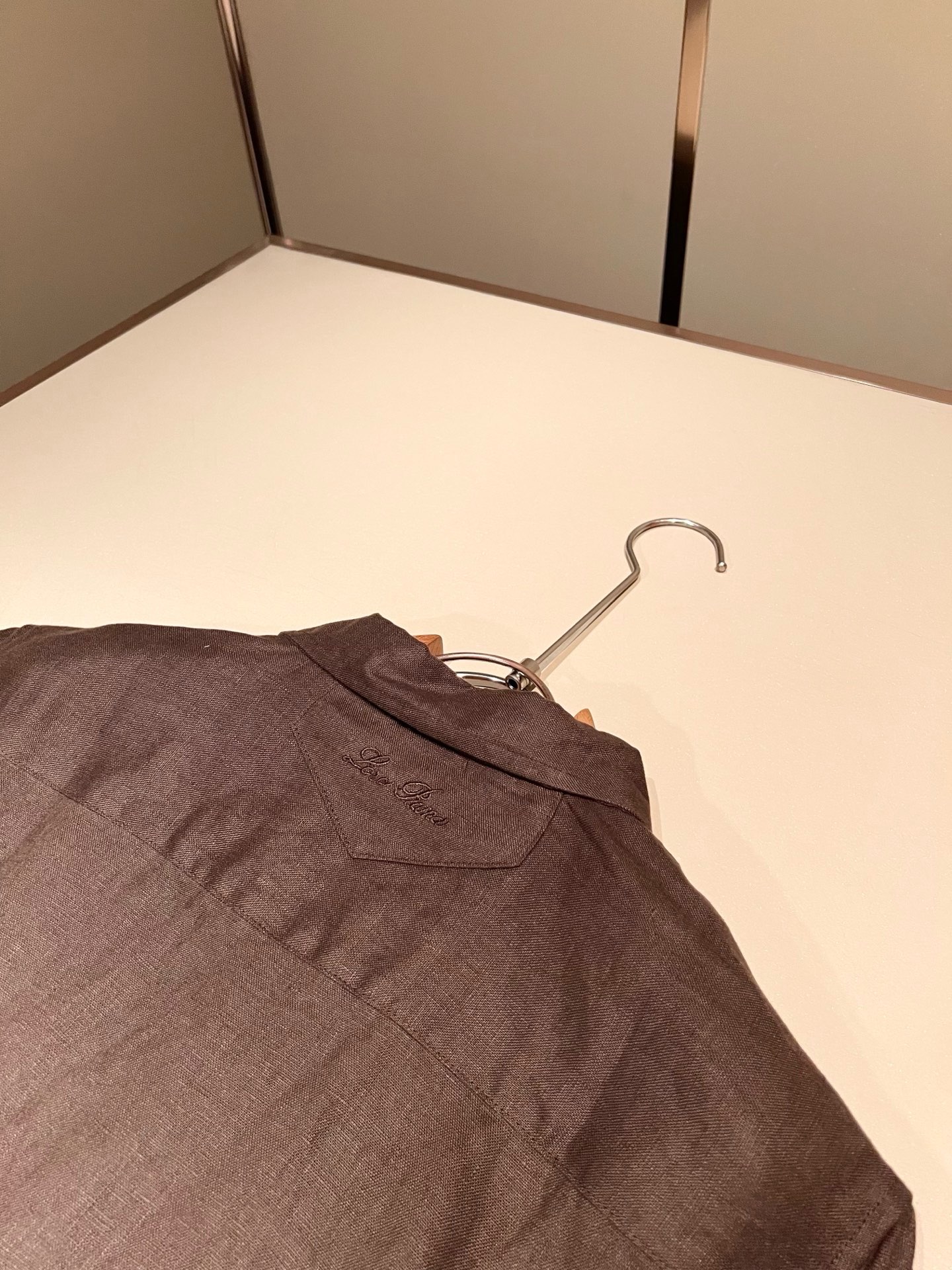 Loro Piana诺悠翩雅 2026春夏男士最新的贸易订单翻领衬衣,全品相!!采用logo刺绣图案设计!上身舒适透气, Loro Piana诺悠翩雅 2026春夏男士最新的贸易订单翻领衬衣,全品相!!采用logo刺绣图案设计!上身舒适透气,