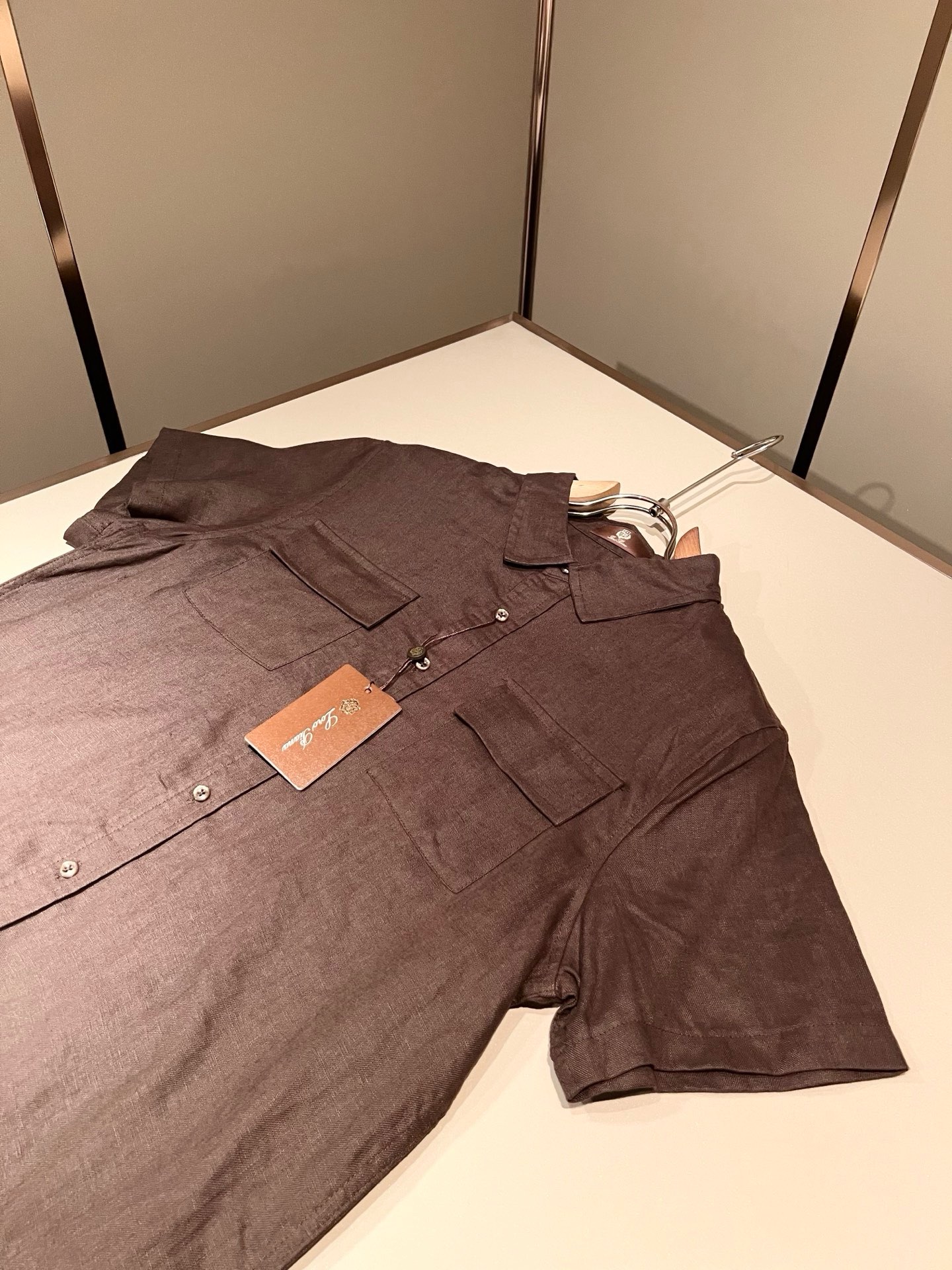 Loro Piana诺悠翩雅 2026春夏男士最新的贸易订单翻领衬衣,全品相!!采用logo刺绣图案设计!上身舒适透气, Loro Piana诺悠翩雅 2026春夏男士最新的贸易订单翻领衬衣,全品相!!采用logo刺绣图案设计!上身舒适透气,