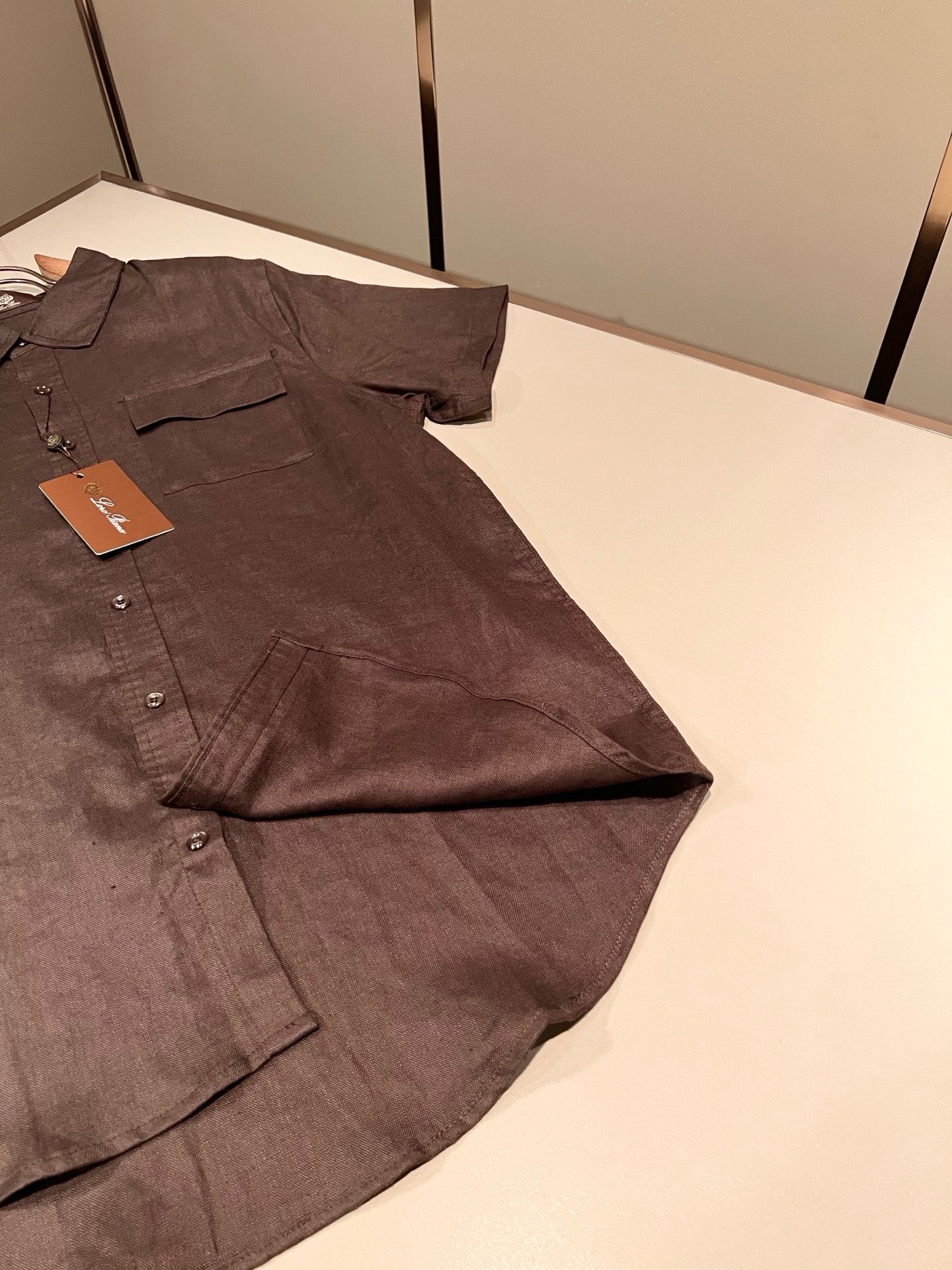 Loro Piana诺悠翩雅 2026春夏男士最新的贸易订单翻领衬衣,全品相!!采用logo刺绣图案设计!上身舒适透气, Loro Piana诺悠翩雅 2026春夏男士最新的贸易订单翻领衬衣,全品相!!采用logo刺绣图案设计!上身舒适透气,