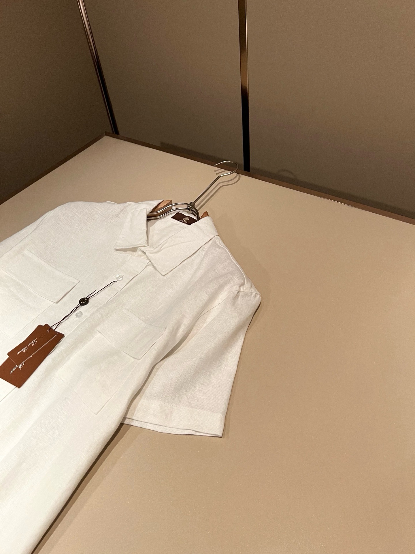 Loro Piana诺悠翩雅 2026春夏男士最新的贸易订单翻领衬衣，全品相！！采用logo刺绣图案设计！上身舒适透气，