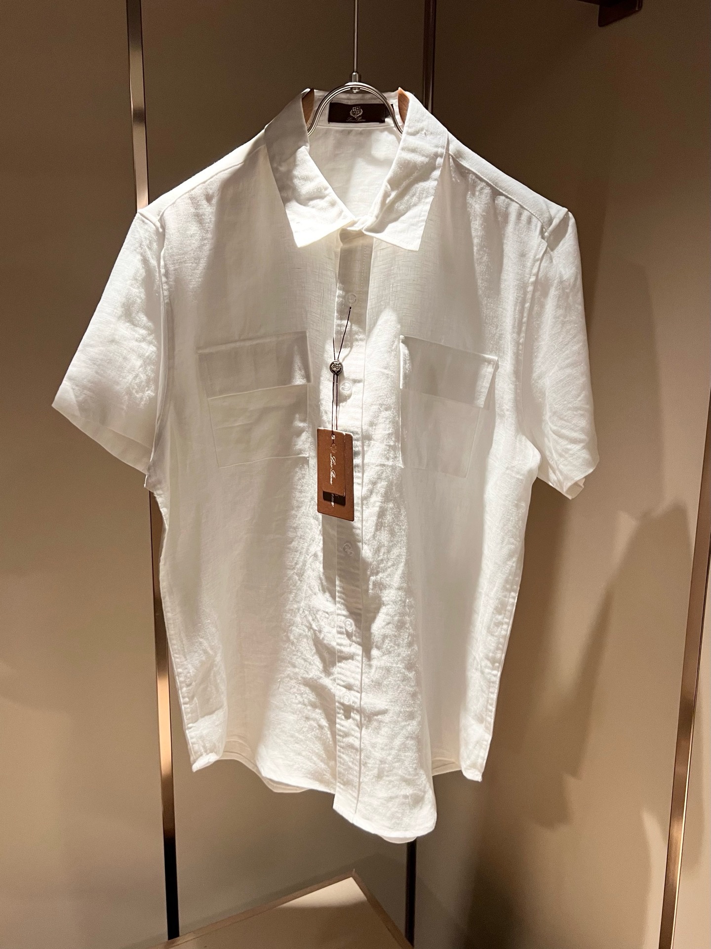 Loro Piana诺悠翩雅 2026春夏男士最新的贸易订单翻领衬衣，全品相！！采用logo刺绣图案设计！上身舒适透气，