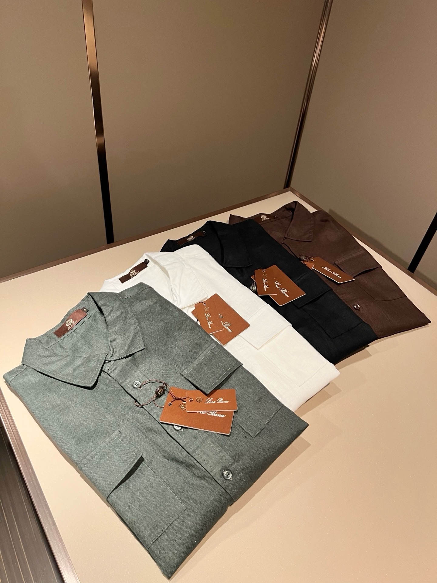 Loro Piana诺悠翩雅 2026春夏男士最新的贸易订单翻领衬衣，全品相！！采用logo刺绣图案设计！上身舒适透气，
