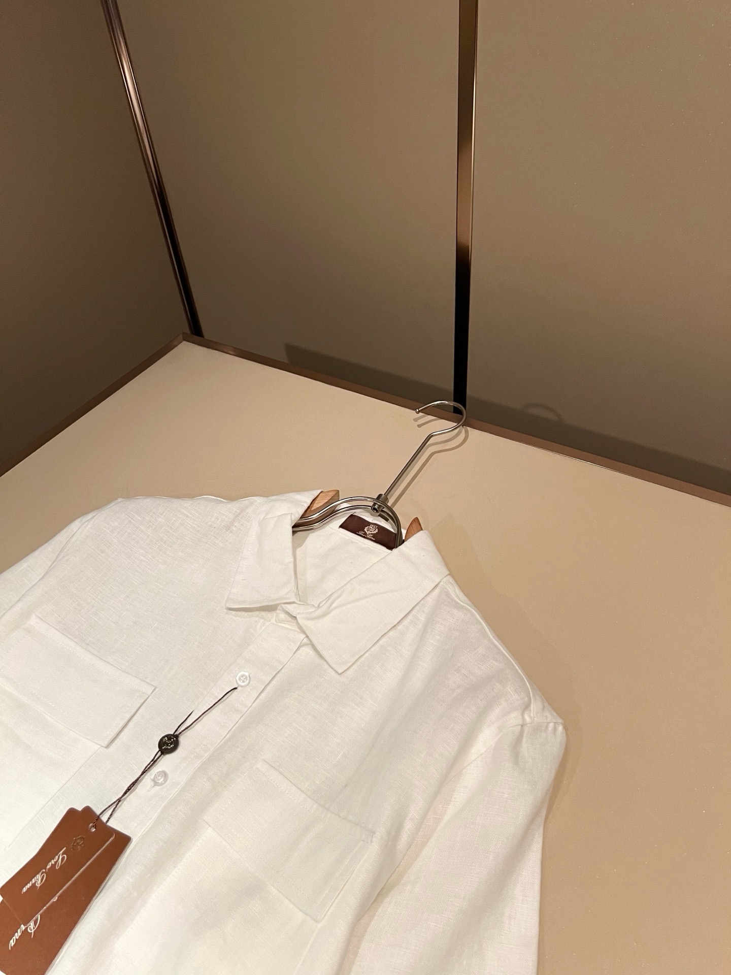 Loro Piana诺悠翩雅 2026春夏男士最新的贸易订单翻领衬衣，全品相！！采用logo刺绣图案设计！上身舒适透气，