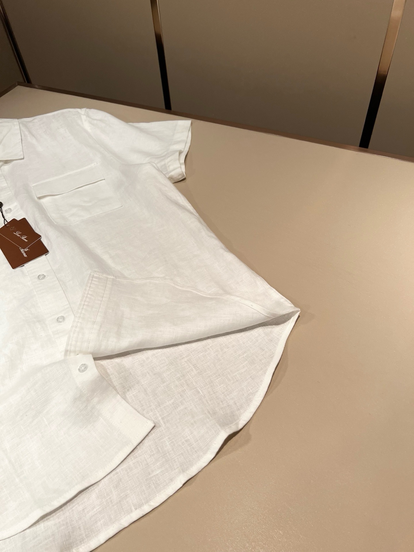 Loro Piana诺悠翩雅 2026春夏男士最新的贸易订单翻领衬衣，全品相！！采用logo刺绣图案设计！上身舒适透气，